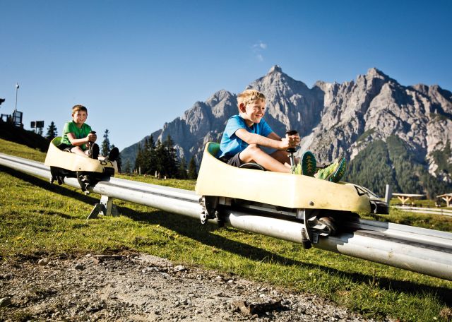 Êtes-vous prêts pour quarante virages à toute vitesse ? La piste de luge d’été est la montagne russe la plus raide des Alpes, une activité de loisirs pour toute la famille.
