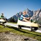 Bist du bereit für vierzig Kurven Vollgas? Die Sommerrodelbahn ist die steilste Achterbahn in den Alpen, eine Freizeitaktivität für die ganze Familie.