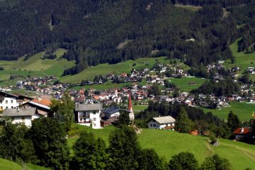 Traumhaftes Landschaftspanorama über das Stubaital. Hier hast du den absoluten Weitblick über die umliegenden Dörfer.