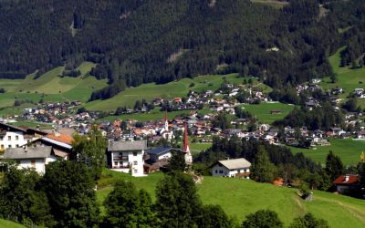 Innen fentről csodálatos kilátás nyílik Telfesre, Miedersre és Gleinsre. Ezek a falvak a tiroli Stubai-völgyben találhatók, és mindegyiknek megvan a maga varázsa.