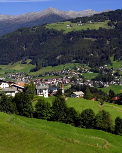 Traumhaftes Landschaftspanorama über das Stubaital. Hier hast du den absoluten Weitblick über die umliegenden Dörfer.