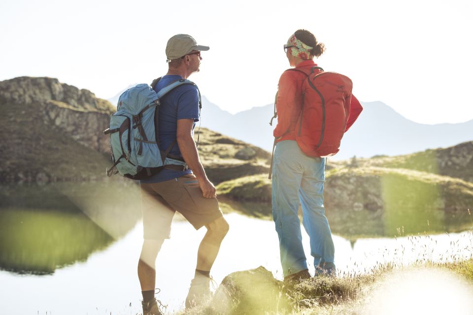 Gemeinsam die Natur im Stubaital erkunden bei einer Wanderung zu einem Bergsee bei traumhafter Sommerwetter.