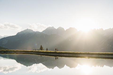 Atemberaubende Landschaft an einem Bergsee im Stubaital in Tirol zahlreiche Touren für die ganze Familie laden zum genießen ein.