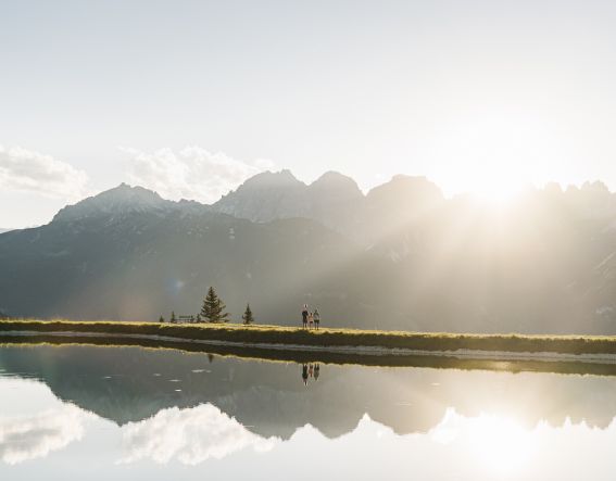 Atemberaubende Landschaft an einem Bergsee im Stubaital in Tirol zahlreiche Touren für die ganze Familie laden zum genießen ein.