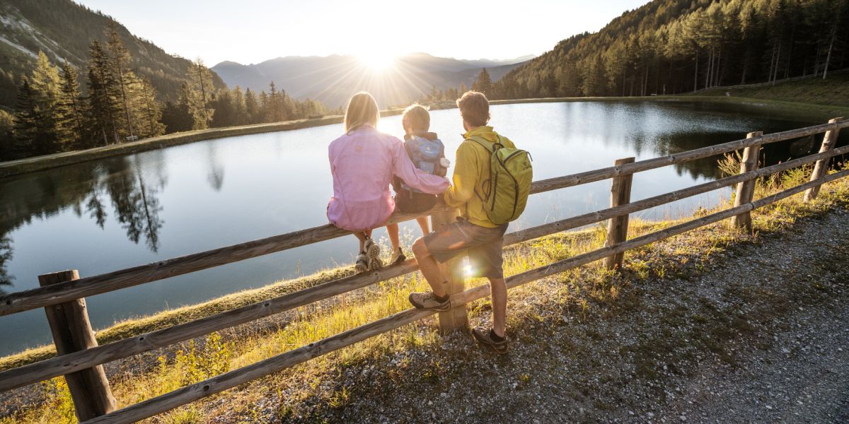 Ein Sonnenuntergang in den Bergen? An einem langen Sommerabend kannst Du hier die Landschaft genießen und das Erlebnis mit der Familie teilen.