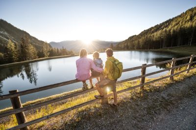 Ein Sonnenuntergang in den Bergen? An einem langen Sommerabend kannst Du hier die Landschaft genießen und das Erlebnis mit der Familie teilen.