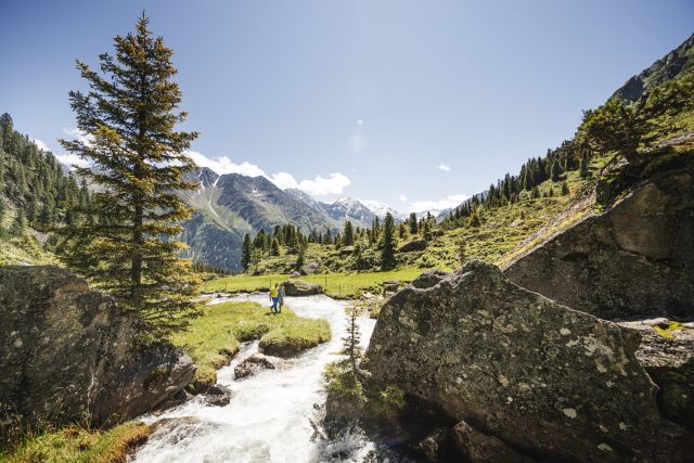 Das Stubaital ist ein beliebtes Urlaubsziel. Hier kannst du zu jeder Jahreszeit viele verschiedene Freizeitaktivitäten ausüben. Wie wäre es mit einer Wanderung durch das Tal?