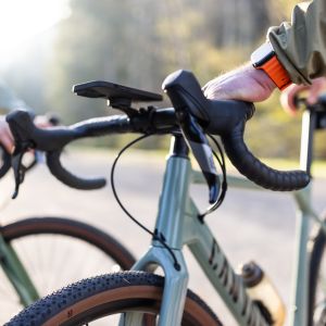 Erlebe pure Freiheit auf zwei Rädern: Egal, ob Straße, Schotterweg, Feldweg oder leichter Single-Trail das Gravelbike lässt Dich nicht im Stich!