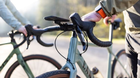 Graveln bedeutet Abenteuer pur: Schotterwege, Straße oder Feldweg mit Deinem Gravelbike hält Dich nichts auf. Erlebe pure Freiheit auf zwei Rädern: Egal, ob Straße, Schotterweg, Feldweg oder leichter Single-Trail das Gravelbike lässt Dich nicht im Stich!