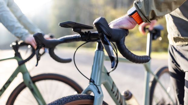 Erlebe pure Freiheit auf zwei Rädern: Egal, ob Straße, Schotterweg, Feldweg oder leichter Single-Trail das Gravelbike lässt Dich nicht im Stich!