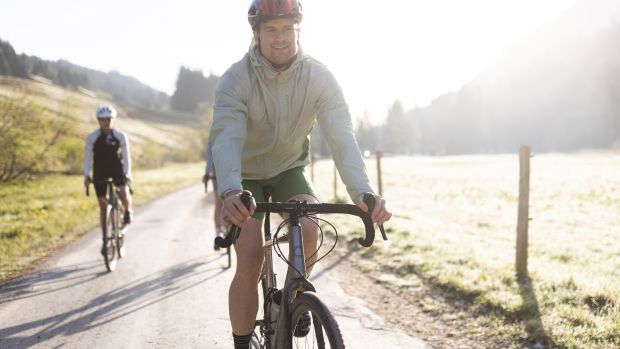 Pack Dein Gravel Bike ein, es geht ins Allgäu! Genieße im Urlaub den Fahrtwind, pures Abenteuer und die Berge. Dein perfektes Basislager sind die Explorer Hotels.