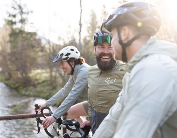 Zábava se štěrkem: Skvělé chvíle s přáteli na cyklistické vyjížďce Na cestách s vašimi gravel koly prozkoumáte Alpy s přáteli! Vaším ideálním výchozím táborem jsou Explorer Hotels v Německu a Rakousku.