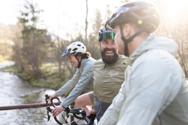 Spaß beim Graveln: Gute Zeit mit Freunden bei einer Ausfahrt mit dem Bike