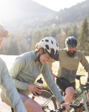 Kurze Pause und die Natur genießen! Bei einer Ausfahrt mit dem Gravelbike in den Alpen hast Du eine gute Zeit mit Deinen Freunden.