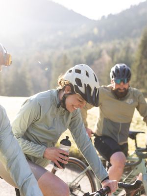 Kurze Pause und die Natur genießen! Bei einer Ausfahrt mit dem Gravelbike in den Alpen hast Du eine gute Zeit mit Deinen Freunden.