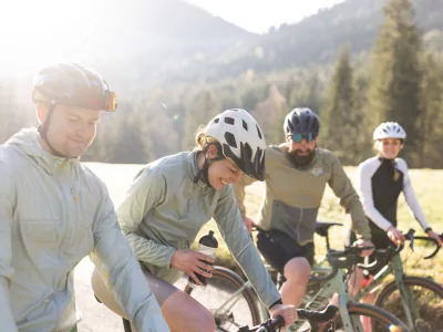 Kurze Pause und die Natur genießen! Bei einer Ausfahrt mit dem Gravelbike in den Alpen hast Du eine gute Zeit mit Deinen Freunden.