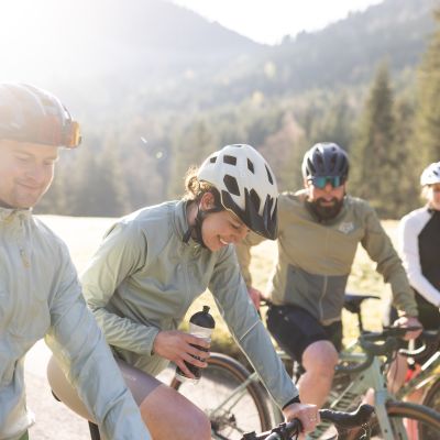 Kurze Pause und die Natur genießen! Bei einer Ausfahrt mit dem Gravelbike in den Alpen hast Du eine gute Zeit mit Deinen Freunden.