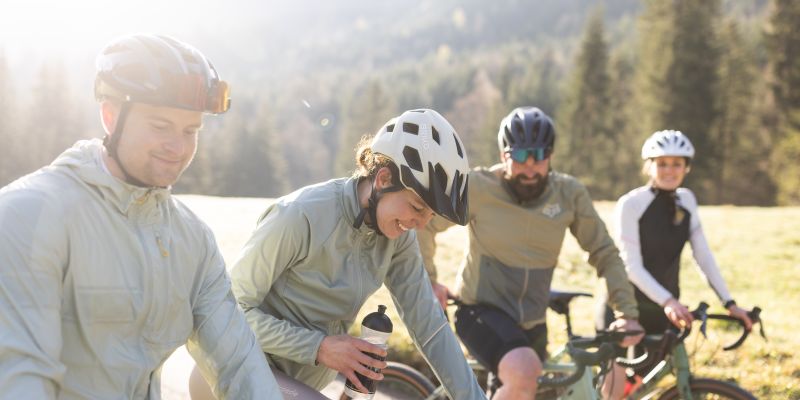 Kurze Trinkpause bei einer Gravel Bike Tour am Vormittag Kurze Pause und die Natur genießen! Bei einer Ausfahrt mit dem Gravelbike in den Alpen hast Du eine gute Zeit mit Deinen Freunden.