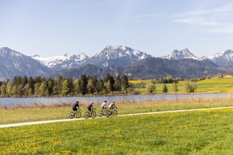 Die Forggensee-Hopfensee Runde ist mit 76 km eine Tagestour. Inmitten der Berglandschaft vergeht die Zeit fast wie im Fluge.