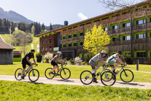 Das Explorer Hotel Neuschwanstein bietet den perfekten Startpunkt für eine Tour mit dem Mountainbike. Inmitten der Allgäuer Alpen lässt es sich gut radeln ;)