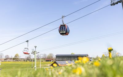 Die Alpspitzbahn ist eine Kombibahn aus Bergbahn und Sessellift und bringt Euch sicher zur Bergstation mit Alpspitzblick Die neu eröffnete Ganzjahresrodelbahn AlpspitzCoaster sowie die AlpspitzKICK Zipline bietet für jedes Abenteurer etwas und ist dabei das ganze Jahr geöffnet.