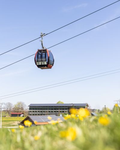 Die Alpspitzbahn ist eine Kombibahn aus Bergbahn und Sessellift und bringt Euch sicher zur Bergstation mit Alpspitzblick Die neu eröffnete Ganzjahresrodelbahn AlpspitzCoaster sowie die AlpspitzKICK Zipline bietet für jedes Abenteurer etwas und ist dabei das ganze Jahr geöffnet.
