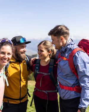 Gemeinsamkeiten und gleiche Interessen verbinden Personen miteinander. Wie wäre es mit einer Wanderung in den Allgäuer Alpen?