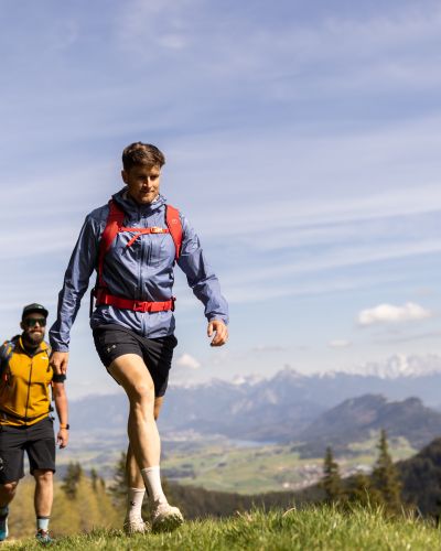 Deine Wanderschuhe darfst Du auf keinen Fall zu Hause liegen lassen, denn Wandern gehört zum Pflichtprogramm, wenn Du im Urlaub in Nesselwang bist!