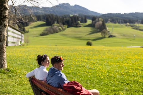Okolí Explorer Hotelu Nesselwang láká k odpočinku. I přestávky jsou důležité ;) Při pěší turistice v Nesselwangu se ponoříte do idylického světa alpského podhůří: rozkvetlých horských luk, křišťálově modrých jezer, mírných kopců a strmých horských svahů.