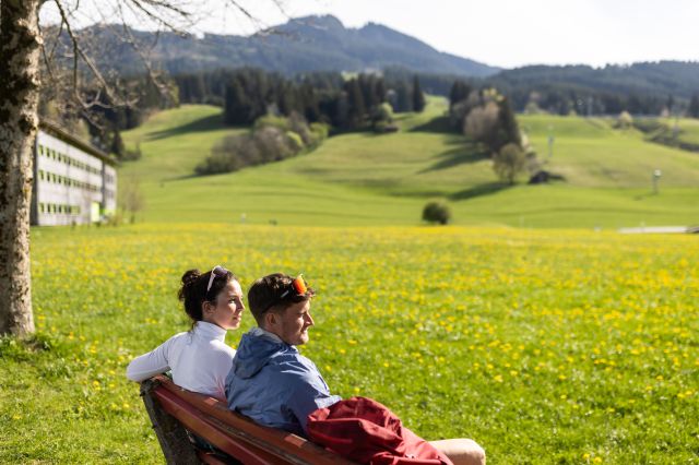 Die Umgebung rund um das Explorer Hotel Nesselwang lässt zum verweilen ein. Auch Pausen sind wichtig ;) Beim Wandern in Nesselwang tauchst du in die idyllische Welt der Voralpen ein: blühende Bergwiesen, kristallblaue Seen und sanfte Hügelketten sowie steile Berghänge.