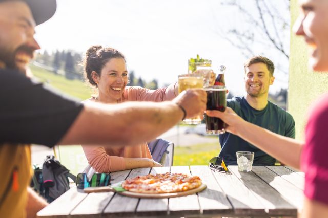 An der gemütlichen Bar bekommst Du täglich ab 16.00 Uhr Getränke aller Art sowie Snacks und 3 leckere, warme Gerichte.