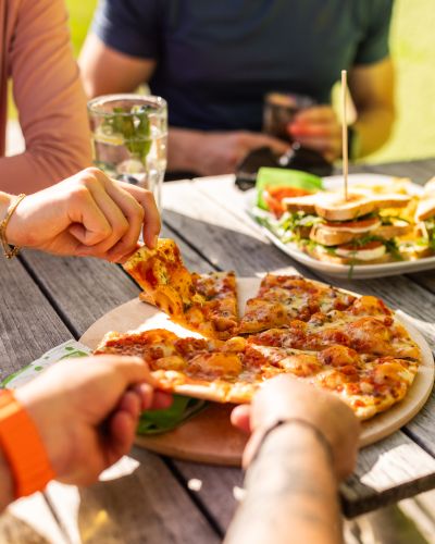 Was wären die Explorer Hotels ohne die Lounge und die Bar? Als kommunikativer Mittelpunkt des Hotellebens findest Du hier alles, was Du für einen coolen Aktivurlaub brauchst.