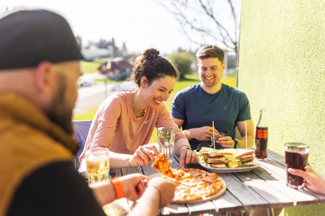 Auszeit im Explorer Hotel Neuschwanstein. Hier könnt Ihr die Pizza im Sonnenschein auf der Terrasse mit Bergblick genießen.