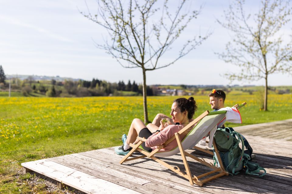 Der Frühling ist da! Nach einem aktiven Tag kann man die Sonne auf der Terrasse vom Explorer Hotel Neuschwanstein ausgiebig genießen und den Abend ausklingen lassen.