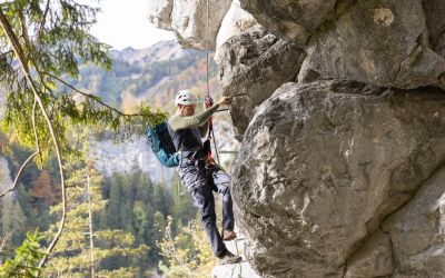 In Hinterstoder, Tirol gibt es eine vielseitige Auswahl an Klettersteigen. Der Poppenberg ist einer der beliebtesten. Wandern, klettern, biken. Hinterstoder bietet dir eine vielseitige Beschäftigung für deinen aktiven Urlaub in den Bergen.