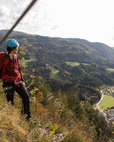 Aktivurlauber aufgepasst! Der Klettersteig Poppenberg in Hinterstoder ist ein Erlebnis für Wagemutige. Dich erwarten luftige Höhen mit traumhaften Weitblicken.