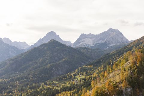 Weitblick in die die Bergwelt von Hinterstoder. Lass Dich mit allen Sinnen vom Herbst verzaubern.