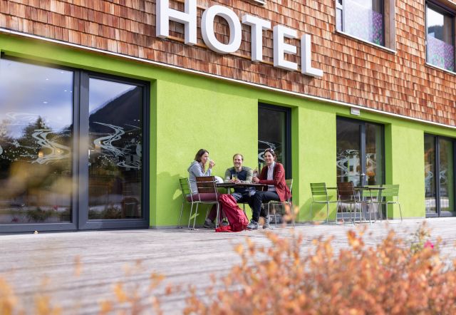 Das Explorer Hotel in Hinterstoder ist der perfekte Ausgangspunkt für Deinen Aktivurlaub in den Bergen. Zahlreiche Touren und Routen führen direkt von Hinterstoder in die Erlebniswelt Tirol.