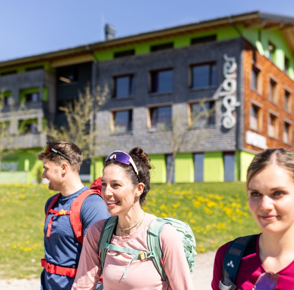 Wszystkie hotele Explorer są idealnie położone, aby zapewnić bezpośredni dostęp do Alp. Rozpocznij wędrówkę od spaceru z hotelu i podziwiaj piękne góry otaczające Twoją bazę wypadową.