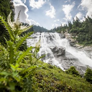 Vue fantastique sur la cascade de Grawa dans la vallée de Stubai