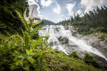 Traumhafte Aussicht auf den Grawa Wasserfall im Stubaital