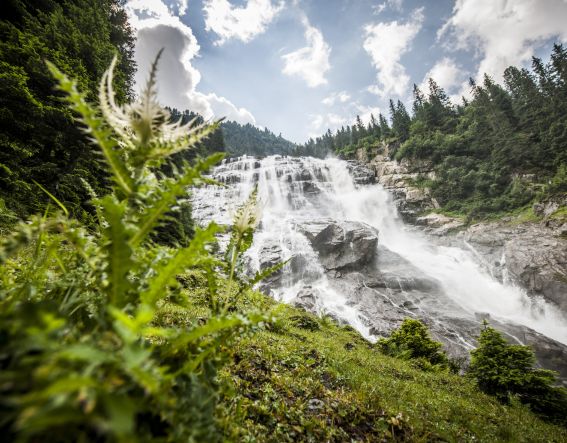 Traumhafte Aussicht auf den Grawa Wasserfall im Stubaital