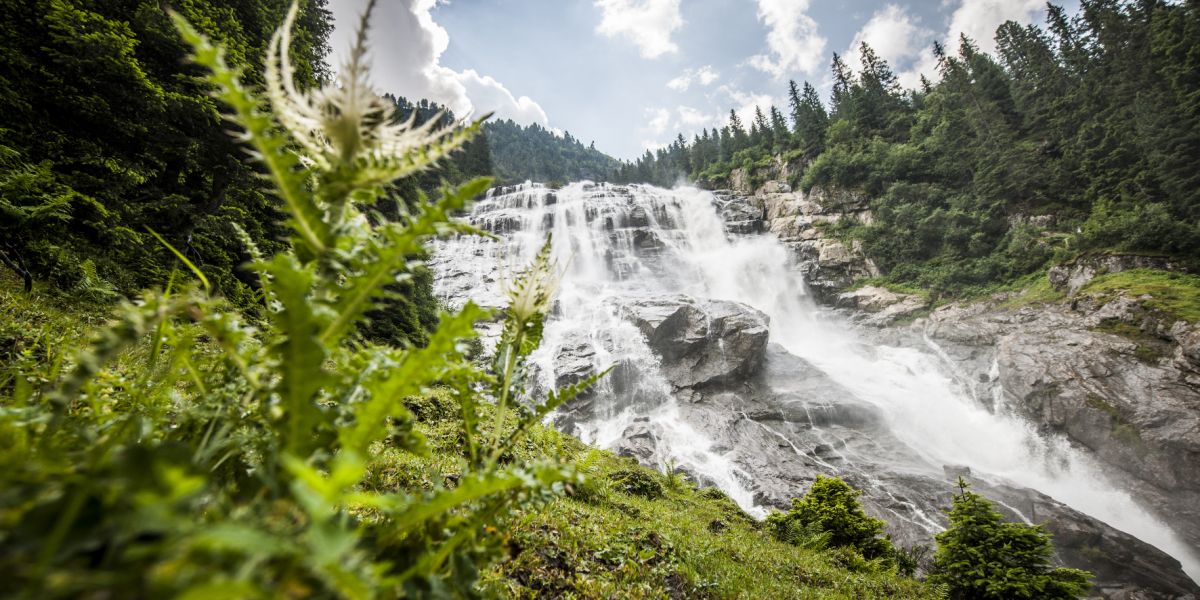Der breiteste Wasserfall der Ostalpen im Stubaital ist ein spektakuläres Naturschauspiel, dass Du Dir in Deinem Urlaub im Explorer Hotel Stubaital unbedingt anschauen solltest!