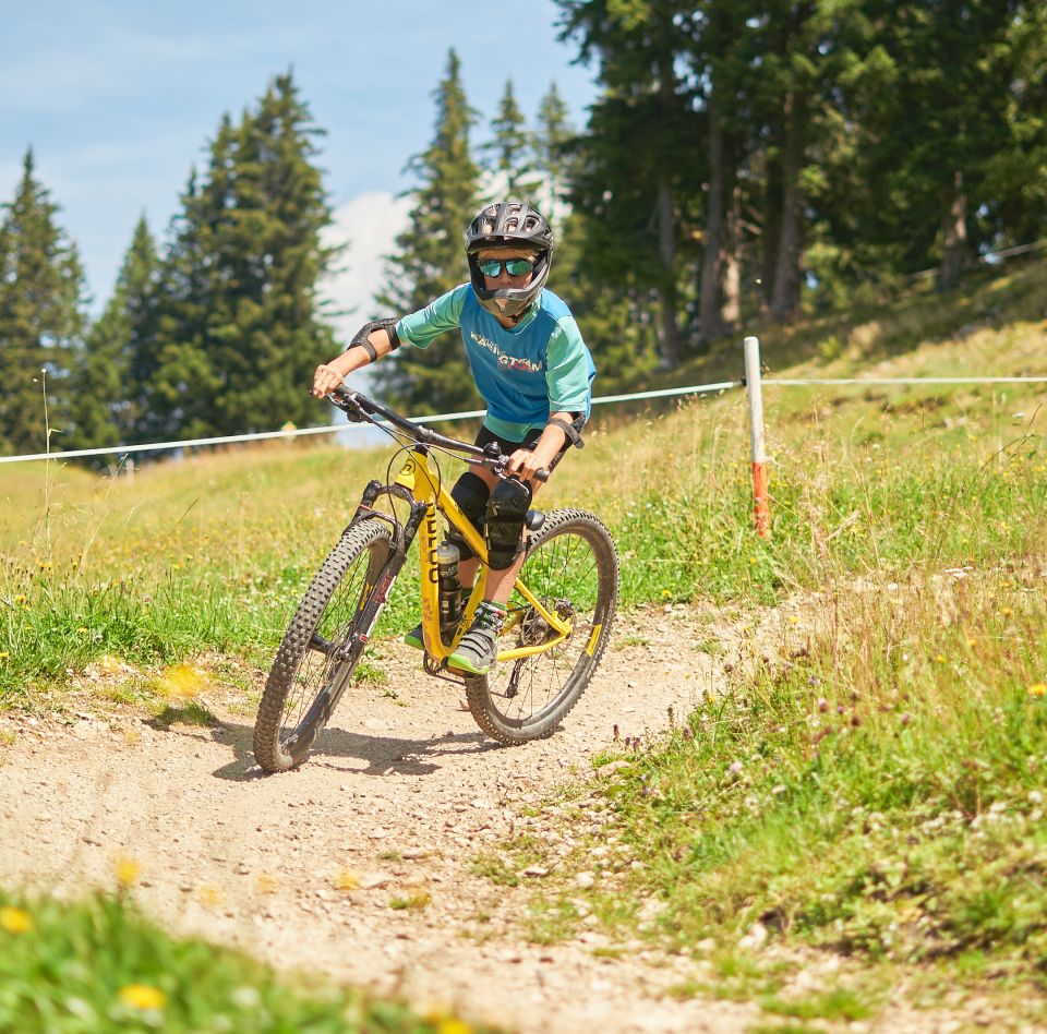 Hegyikerékpáros versenyzőcsapat Explorer Kids Camp