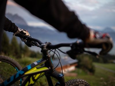 Mountainbiken in den Bergen bei Morgenstimmung
