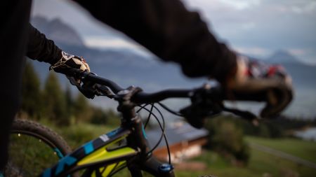Mountainbiken in den Bergen bei Morgenstimmung