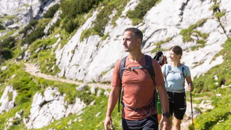Wanderer genießen den Bergsommer