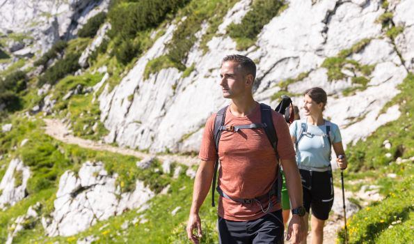 Wanderer genießen den Bergsommer