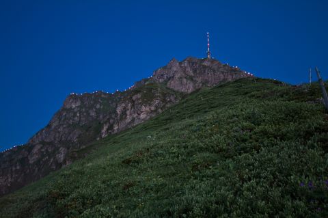 A napforduló ünnepén a hegyeket máglyák világítják meg. Élvezze ezt a különleges élményt az Explorer Hotel Kitzbühelben töltött nyaralása alatt.
