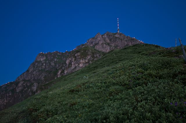 Bei der Feier zur Sonnenwende werden die Berge von Feuern erleuchtet. Erlebe dieses Highlight bei Deinem Urlaub im Explorer Hotel Kitzbühel.